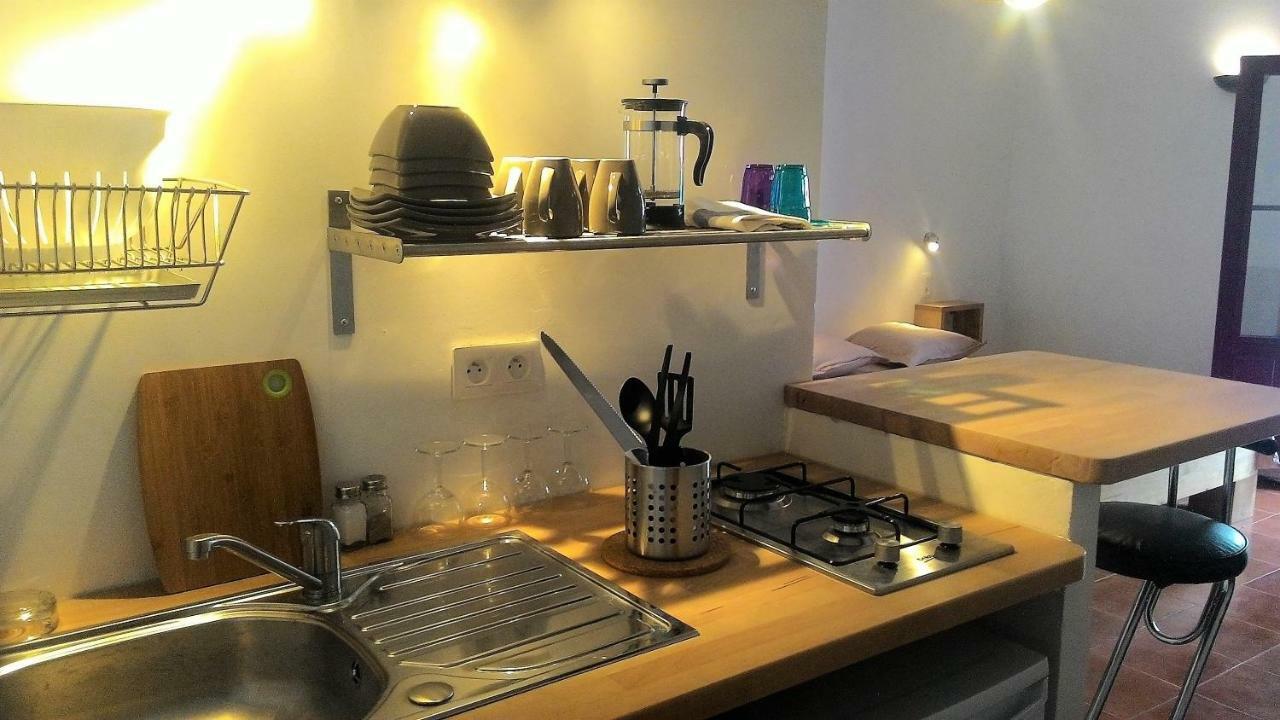 Les Studios De St Guilhem Сен-Гийём-ле-Дезер Экстерьер фото